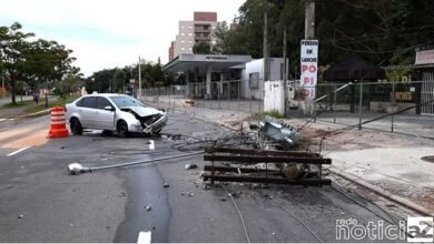 Acidente em Jundiaí causa queda de poste