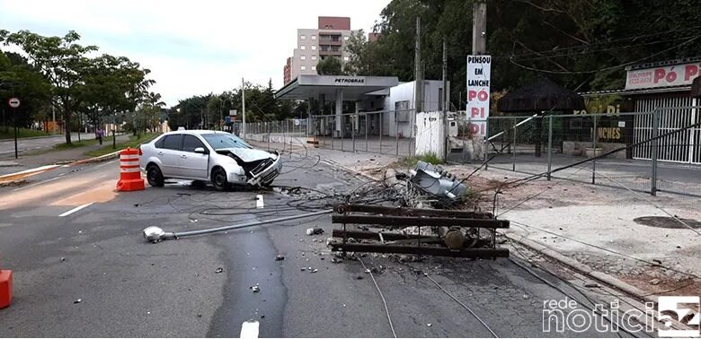 Acidente em Jundiaí causa queda de poste