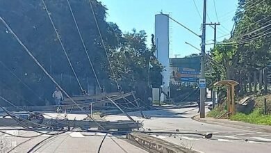 Carros batem e derrubam quatro postes em Jundiaí