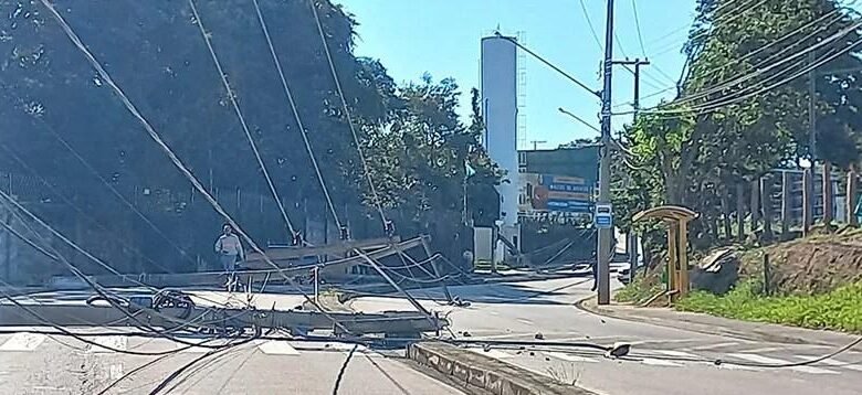 Carros batem e derrubam quatro postes em Jundiaí