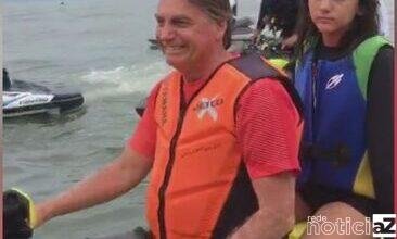Bolsonaro fica com a filha e anda de moto aquática em Praia Grande