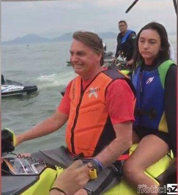 Bolsonaro fica com a filha e anda de moto aquática em Praia Grande