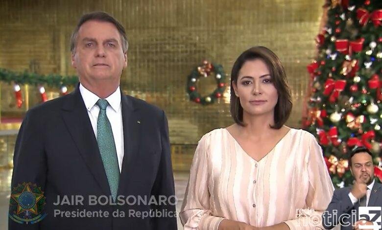 O presidente Jair Bolsonaro (PL) e a primeira-dama, Michelle, fizeram na noite desta sexta-feira (24/12) um dueto para desejar feliz Natal e um bom 2022 aos brasileiros
