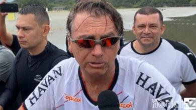 Bolsonaro vai à pizzaria de Guarujá e passeia de jet ski em Praia Grande