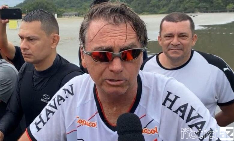 Bolsonaro vai à pizzaria de Guarujá e passeia de jet ski em Praia Grande