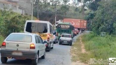 Carreta quebrada gera transtorno no trânsito de Várzea Paulista