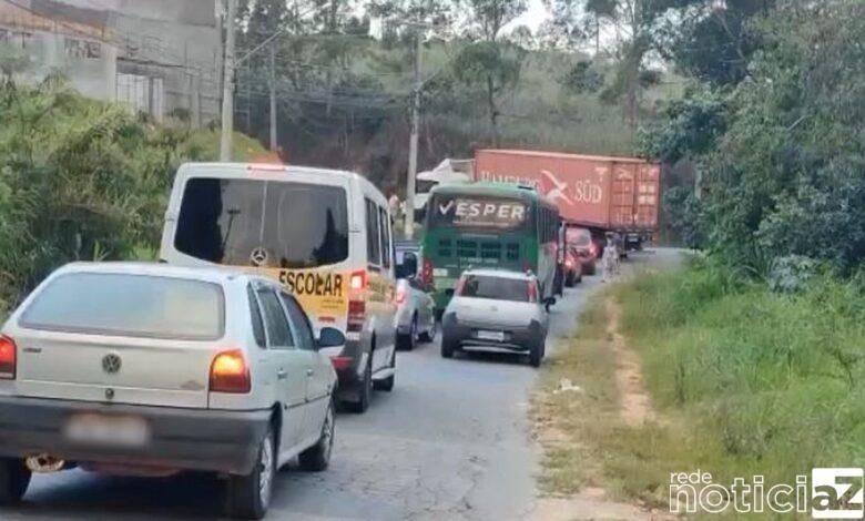 Carreta quebrada gera transtorno no trânsito de Várzea Paulista