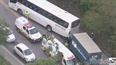 Ônibus e caminhão prensam carro em rodovia de Cajamar