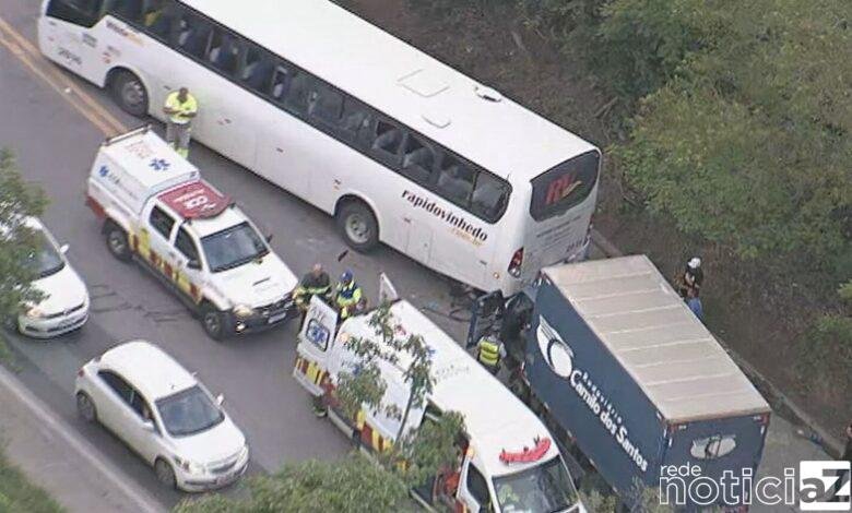 Ônibus e caminhão prensam carro em rodovia de Cajamar