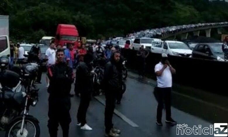 Forte chuva provoca enchente na Anchieta e complica o trânsito