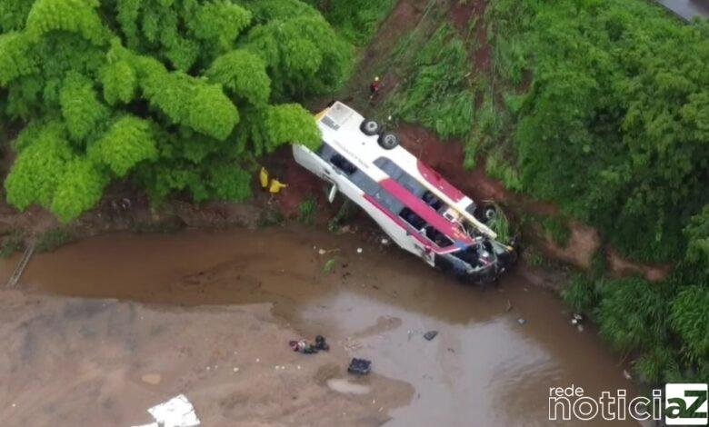 Acidente entre ônibus, carro e caminhão mata cinco pessoas e dezenas de feridos na BR-153