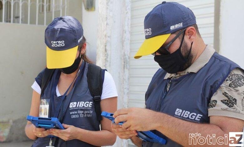 As provas objetivas serão aplicadas presencialmente em 10 de abril de 2022 para agente censitário municipal, agente censitário supervisor e recenseador, seguindo os protocolos sanitários de prevenção da Covid-19. Como as provas serão realizadas em turnos diferentes - de manhã para recenseador e de tarde para agente censitário -, os candidatos podem se inscrever para ambos os cargos. As provas serão realizadas em todos os municípios onde houver vagas. O candidato pode realizar a prova em município diferente do que ele escolher para trabalhar. Provas para agente censitário municipal e agente censitário supervisor: prova objetiva de múltipla escolha, com 3h30 de duração, das 14h30 às 18h 10 questões de Língua Portuguesa 10 questões de Raciocínio Lógico Quantitativo 5 questões de Ética no Serviço Público 15 questões de Noções de Administração/Situações Gerenciais 20 questões de Conhecimentos Técnicos Provas para recenseador: prova objetiva de múltipla escolha, com 3 horas de duração, das 9h às 12h 10 questões de Língua Portuguesa 10 questões de Matemática 5 questões sobre Ética no Serviço Público 25 questões de Conhecimentos Técnicos O IBGE disponibilizou uma apostila de conhecimentos técnicos para que o candidato obtenha os conhecimentos necessários para responder às questões sobre a operação censitária. A apostila e o Código de Ética do IBGE estão disponíveis nos links dos editais no site da FGV. Os gabaritos preliminares serão divulgados no dia seguinte à aplicação das provas. Os gabaritos definitivos estarão disponíveis em 2 de maio de 2022. O resultado final dos aprovados será divulgado em 6 de maio de 2022. A previsão de contratação dos agentes censitários é a partir de 31 de maio de 2022. Já a convocação para o treinamento e contratação dos recenseadores estão previstas para o mês de junho de 2022. Para os dias de aplicação das provas, foram estabelecidos os seguintes protocolos sanitários: Uso obrigatório de máscaras Uso de outros EPIs necessários pelos aplicadores das provas Distanciamento seguro entre candidatos e aplicadores de prova Disponibilização de álcool em gel em todos os locais de prova Higienização de locais de prova e equipamentos Redução máxima do contato entre as pessoas Medidas para evitar aglomerações Respeito às legislações locais. O candidato que descumprir as medidas de proteção será eliminado do processo seletivo. Devolução de taxas de inscrição O Instituto Brasileiro de Geografia e Estatística (IBGE) começou em 3 de dezembro a devolução da taxa de inscrição aos mais de 580 mil candidatos do processo seletivo simplificado referente ao Censo 2021, cancelado em outubro e que oferecia mais de 204 mil vagas para agente censitário e recenseador. O pedido de reembolso deve ser feito pelo candidato no portal do IBGE, e o valor será restituído em até 40 dias após a solicitação. A orientação vale também para ressarcimento aos inscritos no processo seletivo do Censo 2020 - veja aqui o passo a passo. O depósito só será realizado em conta corrente em nome e CPF do candidato. Não será feito depósito em conta poupança, conta salário, conta conjunta ou contas de terceiros. O CPF também deve estar em situação regular junto à Receita Federal. No dia 18 de outubro, o IBGE cancelou o processo seletivo e o contrato com o Centro Brasileiro de Pesquisa em Avaliação e Seleção e de Promoção de Eventos (Cebraspe), que era a banca organizadora. O processo seletivo já havia sido suspenso em abril deste ano. À época, a decisão foi tomada por conta da aprovação, pelo Congresso, do Orçamento para este ano, que reduziu a apenas R$ 71 milhões o valor destinado para a realização da pesquisa, o que inviabilizou a realização do Censo. Para 2022, o governo vai reservar cerca de R$ 2,3 bilhões para a realização da pesquisa depois de uma batalha judicial. Em maio deste ano, o Supremo Tribunal Federal (STF) determinou que a administração Jair Bolsonaro está obrigada a tomar as medidas necessárias para realizar o Censo no ano que vem. Por lei, a pesquisa deve ser realizada a cada dez anos. A última ocorreu em 2010.