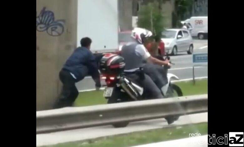 PM algema homem em moto