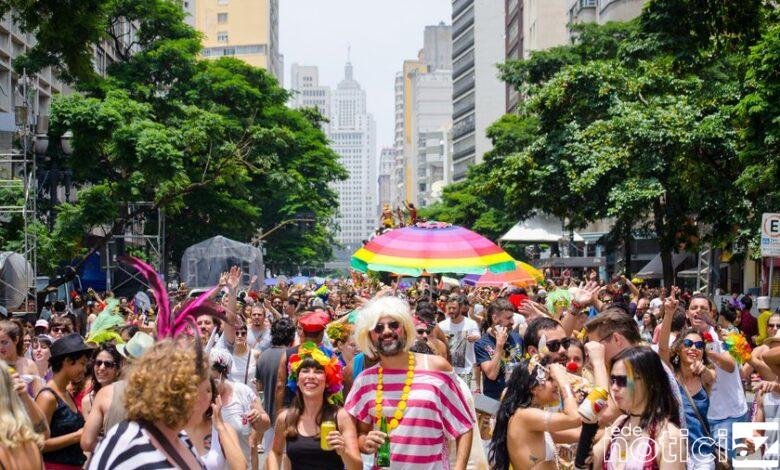 Carnaval de rua é cancelado em São Paulo, mas desfiles no Sambódromo é mantido