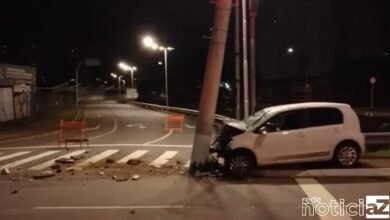 Carro bate em poste