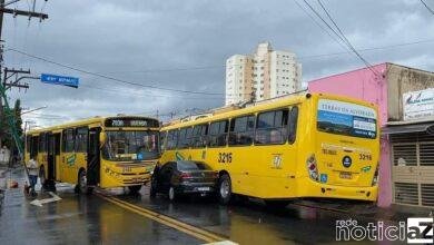 Ônibus bate de frente contra carro em Jundiaí