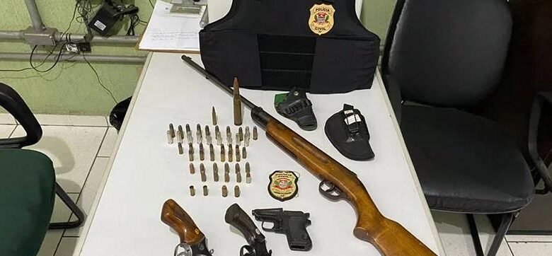 Homem é preso com armas dentro de casa em Cabreúva