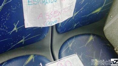 Ônibus conta com um 'aviso de Covid' em banco de passageiro