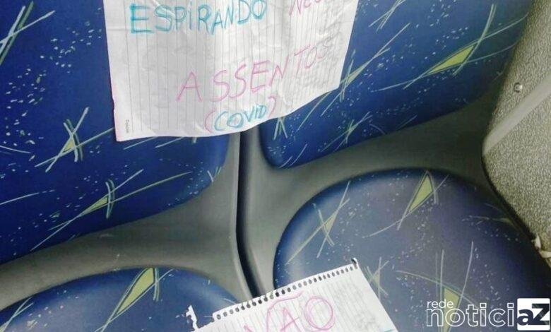 Ônibus conta com um 'aviso de Covid' em banco de passageiro