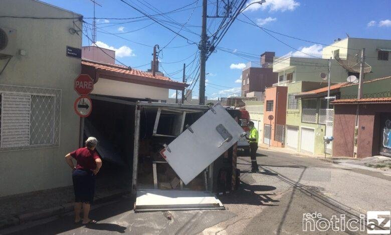 Caminhão invade casa em Jundiaí e deixa uma pessoa ferida