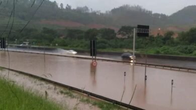 Via Anhanguera sofre com alagamento e prejudica o trânsito em Cajamar