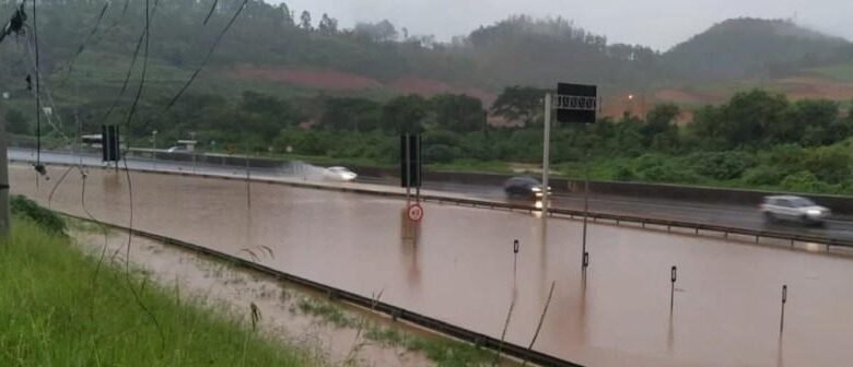Via Anhanguera sofre com alagamento e prejudica o trânsito em Cajamar