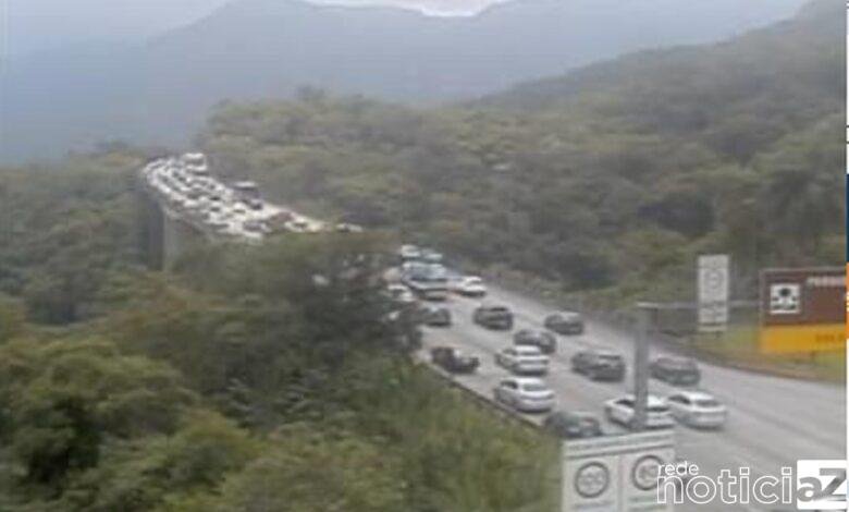 Motoristas encaram muita lentidão na volta para casa pelas rodovias da Baixada