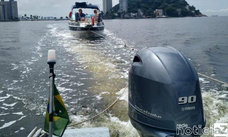 Policiais resgatam lancha à deriva em São Vicente