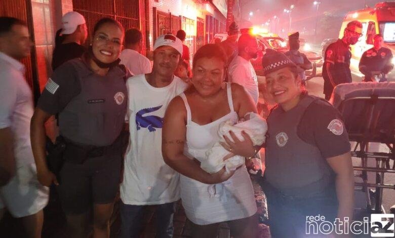 Mulher dá à luz ao bebê minutos depois do Ano Novo