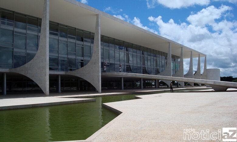 Orçamento 2022 é sancionado com cortes por Bolsonaro