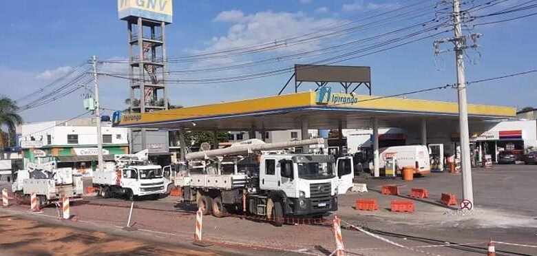 Postes próximos a universidade de Jundiaí são derrubados por carrreta