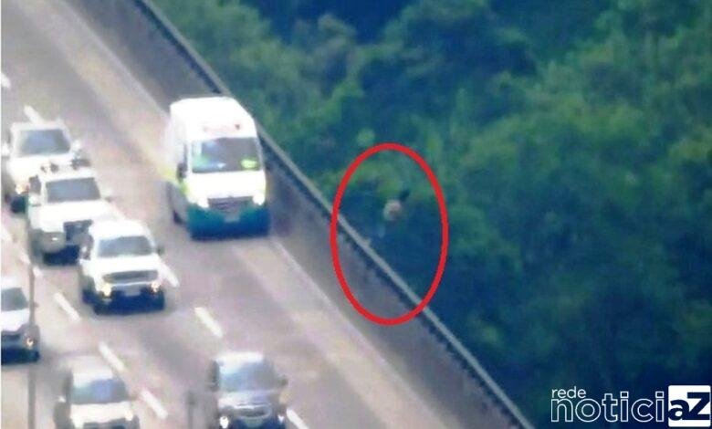 Dupla se arrisca saltando de paraquedas na Rodovia dos Imigrantes