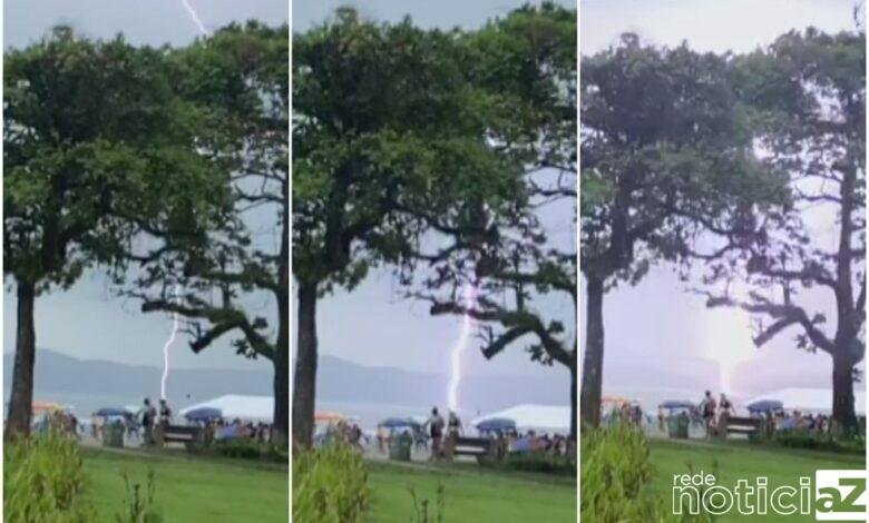 Raio cai no mar e quase atinge banhistas que estavam na praia