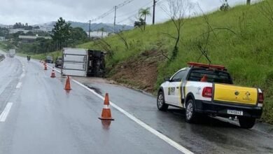 Caminhão tomba na ligação Jundiaí-Itupeva