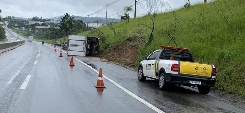 Caminhão tomba na ligação Jundiaí-Itupeva