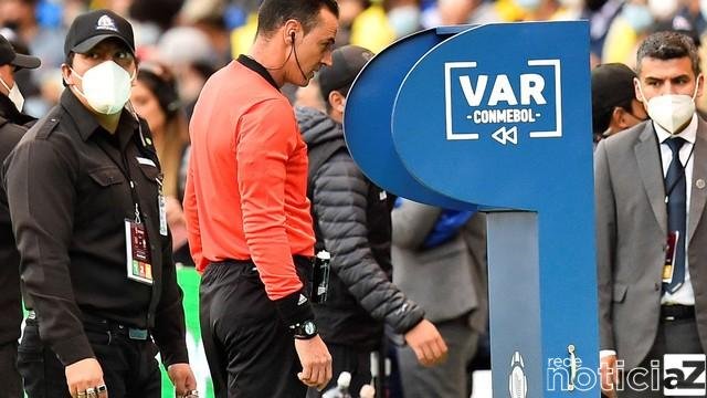 Alisson é expulso duas vezes no empate do Brasil contra o Equador