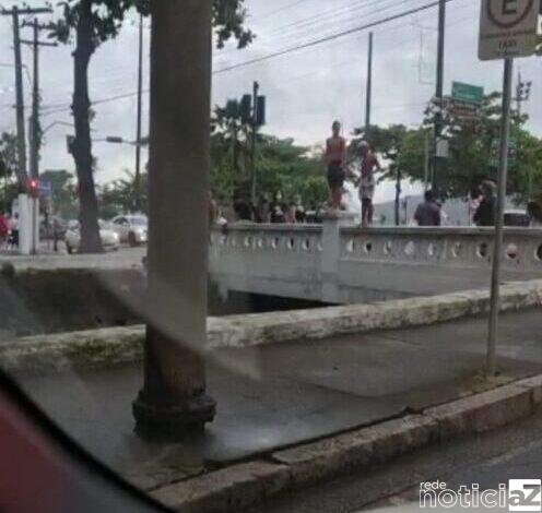 Adolescentes se arriscam dando saltos em canal de Santos