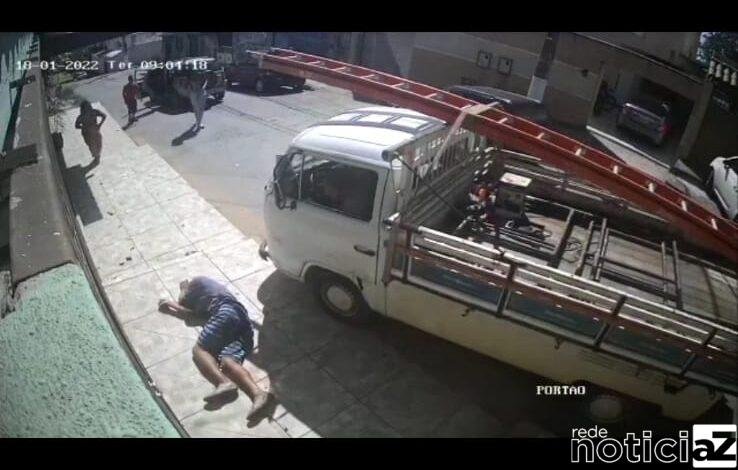 Suspeito de tentativa de assalto é atropelado por Kombi