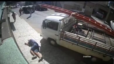 Suspeito de tentativa de assalto é atropelado por Kombi
