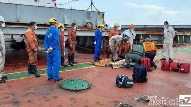 Chinês cai de uma altura de 8 metros em navio, mas sobrevive