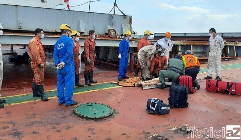 Chinês cai de uma altura de 8 metros em navio, mas sobrevive