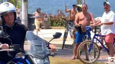 Bolsonaro dá um 'rolê' de moto no Litoral