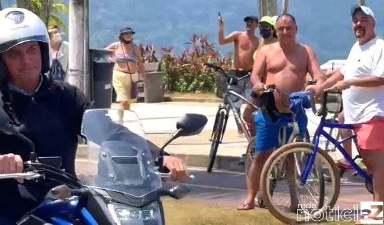 Bolsonaro dá um 'rolê' de moto no Litoral