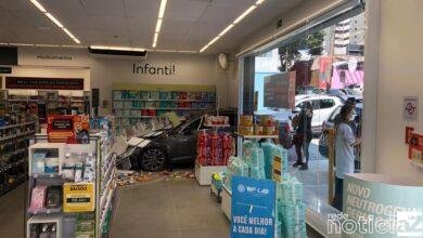 Carro invade farmácia de Jundiaí