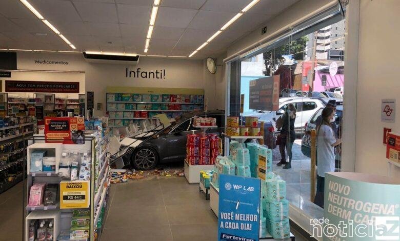 Carro invade farmácia de Jundiaí