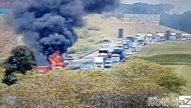 Caminhão pega fogo na Bandeirantes e provoca interdição em Itupeva