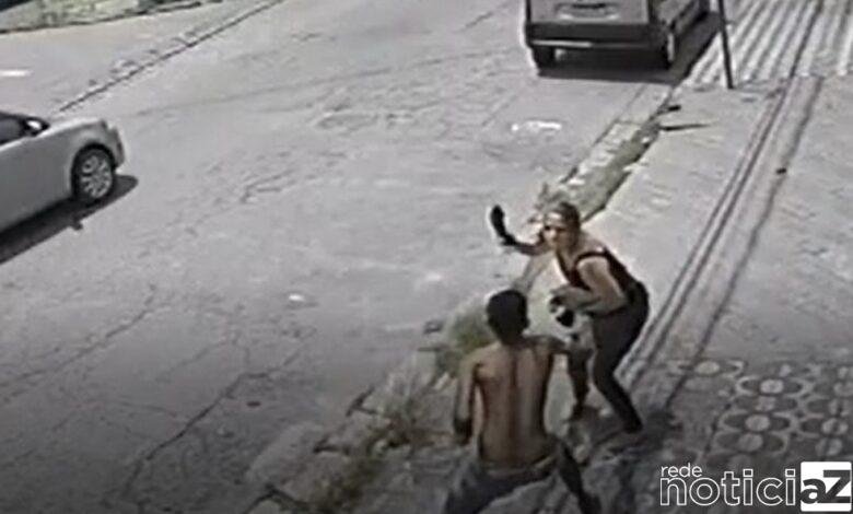 VÍDEO - Mulher ataca bandido para evitar assalto no Litoral