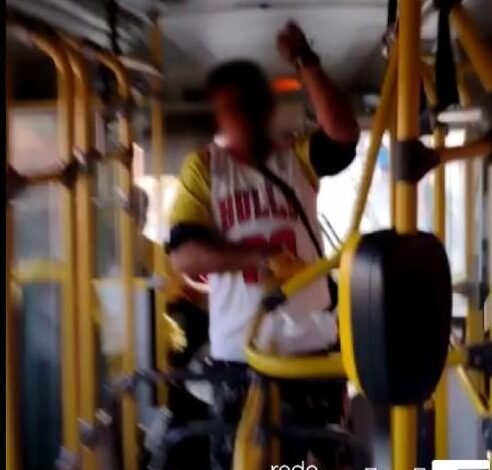 Homem ataca ovos em passageiros dentro de ônibus em Jundiaí
