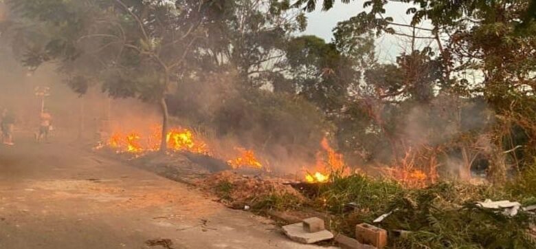 Queimada em área de mata gera uma densa fumaça em Jundiaí