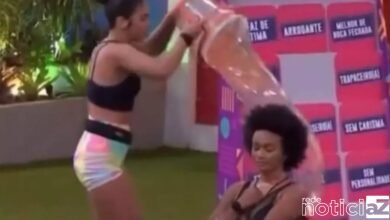 Maria joga água suja na Natália